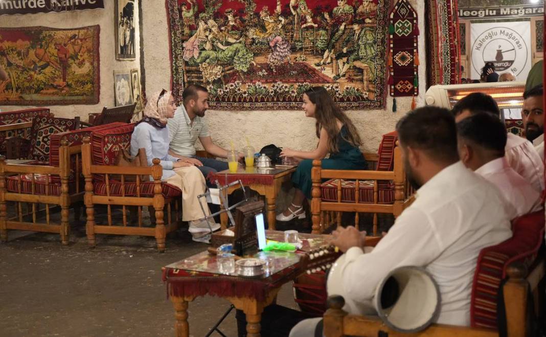 40 derece sıcakta soba yakıyorlar! Kafenin konsepti, görenleri hayrete düşürdü 4